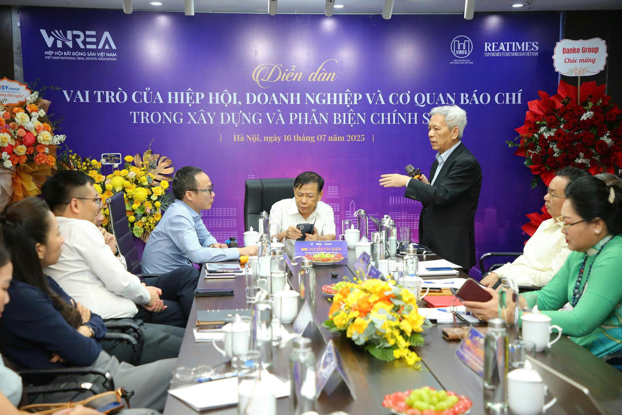 Các đại biểu tham gia diễn đàn.