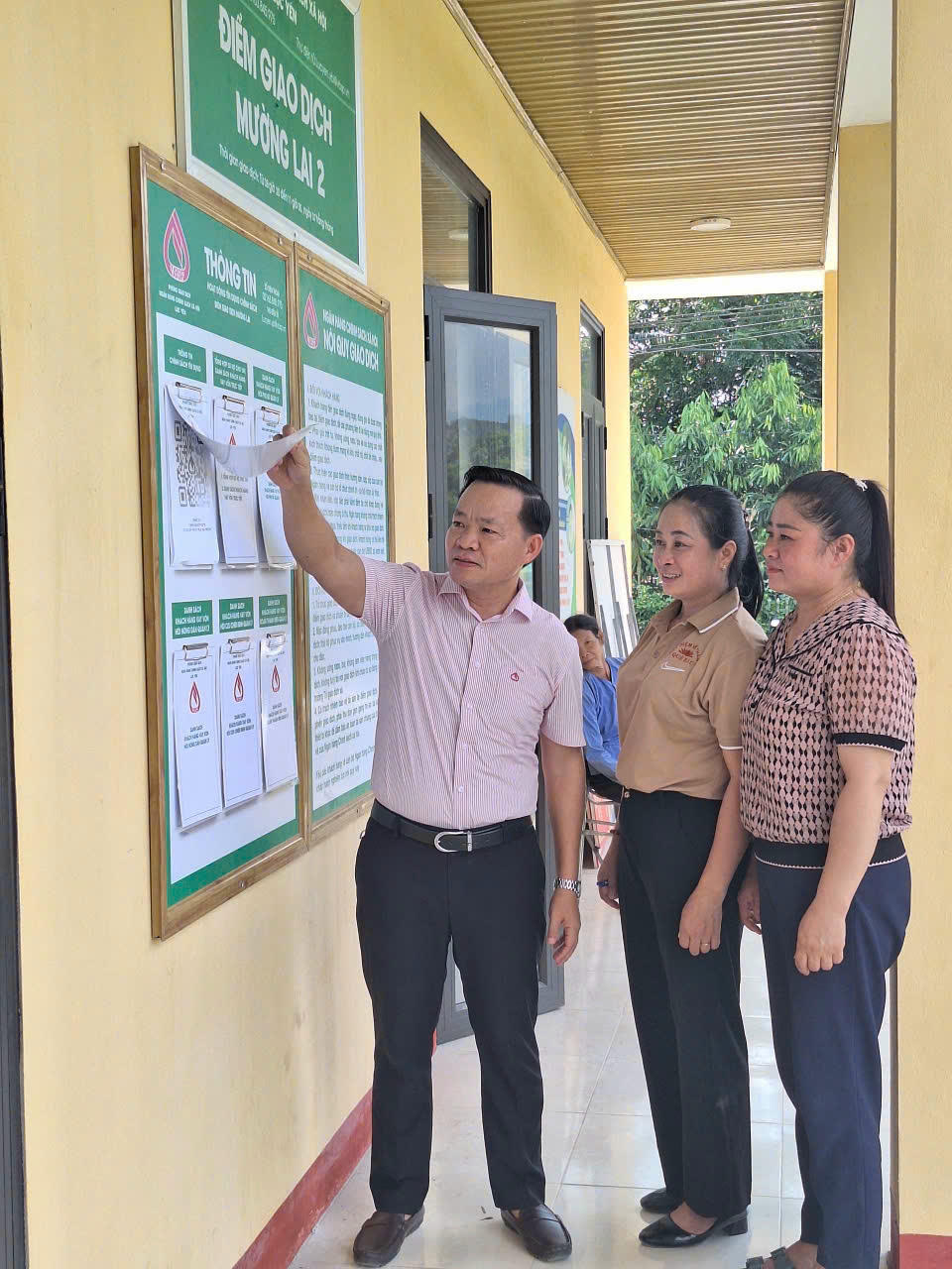 Giám đốc Phòng giao dịch NHCSXH Lục Yên, ông Dương Quốc Tuân thường xuyên kiểm tra hoạt động TDCS tại các Điểm giao dịch xã mới sau sáp nhập.