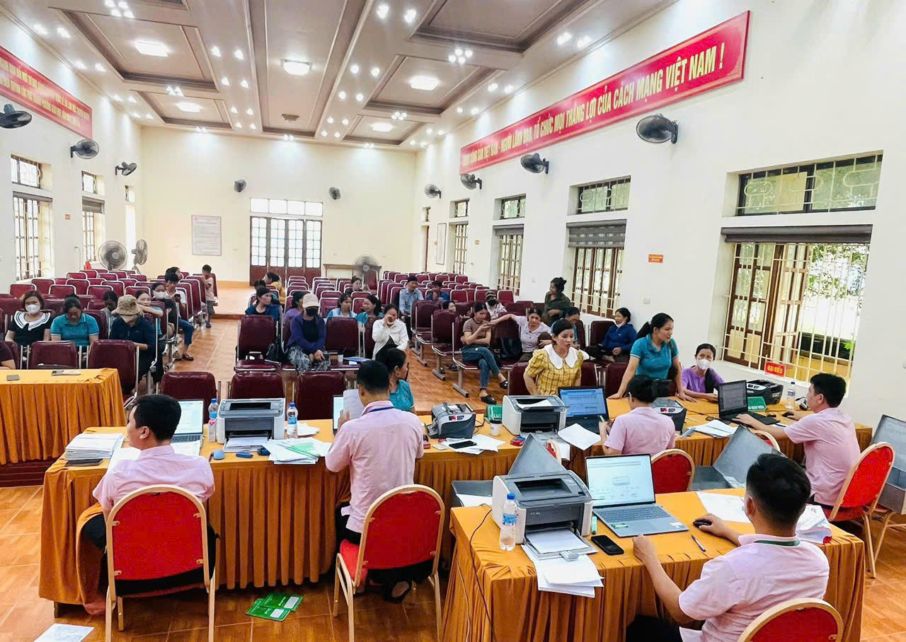 Mạng lưới điểm giao dịch của Phong giao dịch NHCSXH Lục Yên được giữ vững , thông suốt ngay sau khi sáp nhập cấp tỉnh , mở rộng cấp xã.
