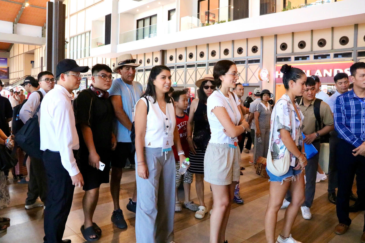Đoàn đại biểu thăm quan vịnh Lan Hạ, đảo Cát Bà.