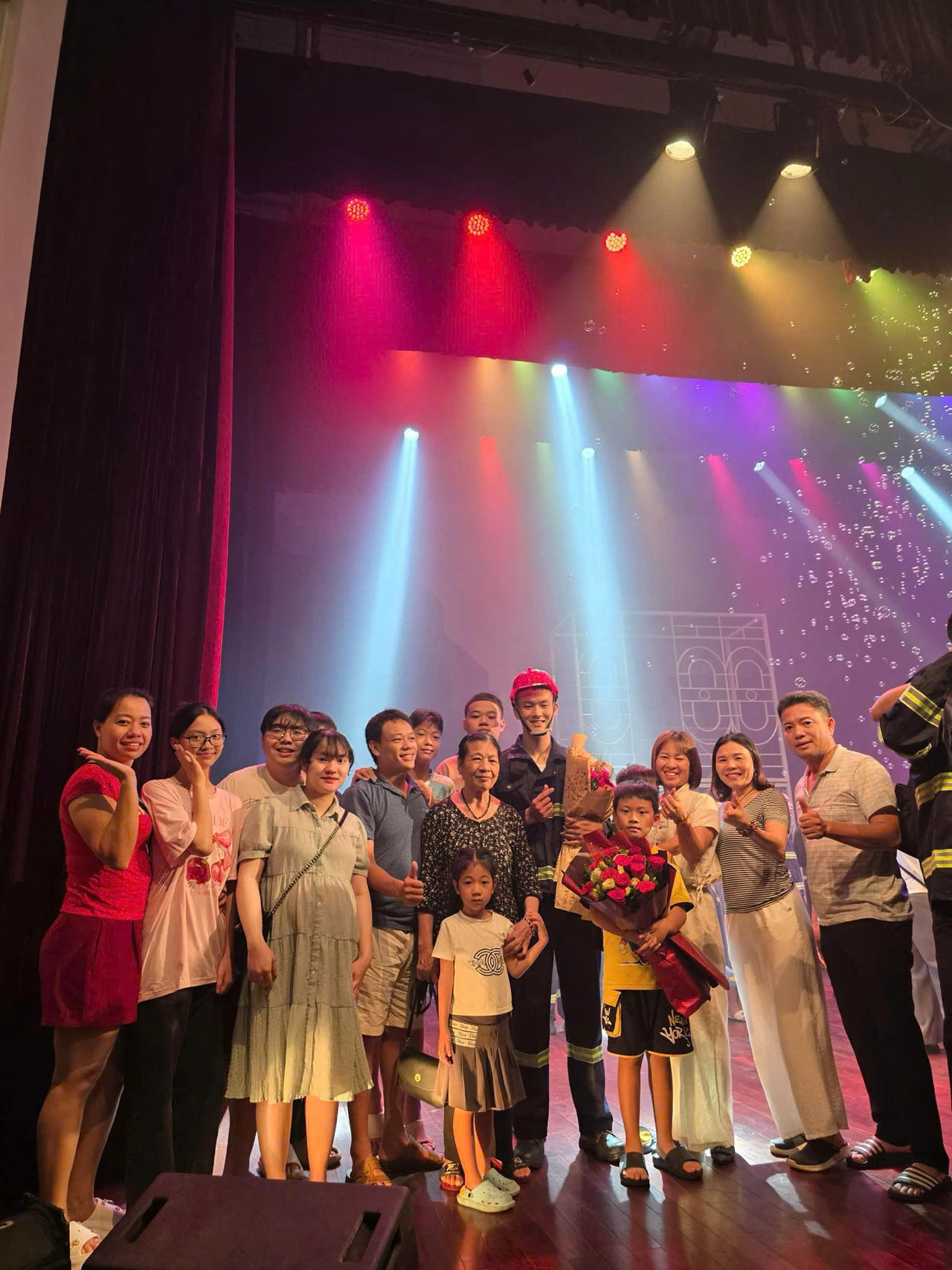 Hải Nam trong vai Việt Dũng chụp ảnh lưu niệm cùng gia đình (Ảnh: NVCC)