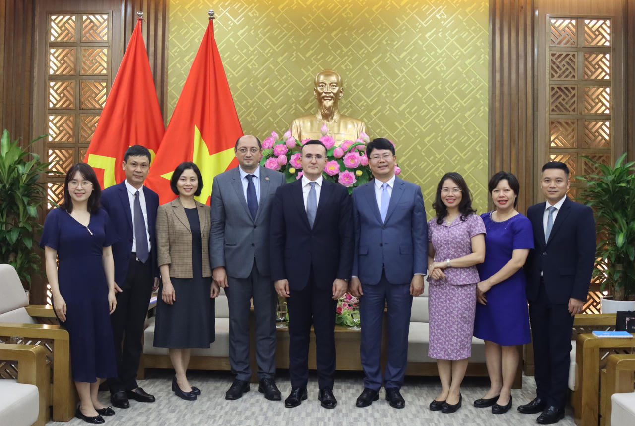 Hai Bên chụp ảnh lưu niệm.