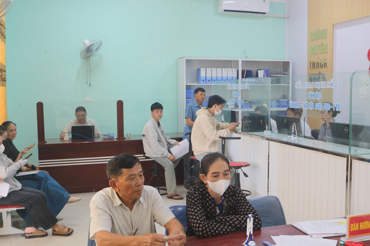 Ông Hoàng Văn Mãn (thôn Lâm Lang xã Tuyên Hóa) cảm thấy rất thoải mái và tin tưởng khi đến làm việc với bộ máy chính quyền mới.