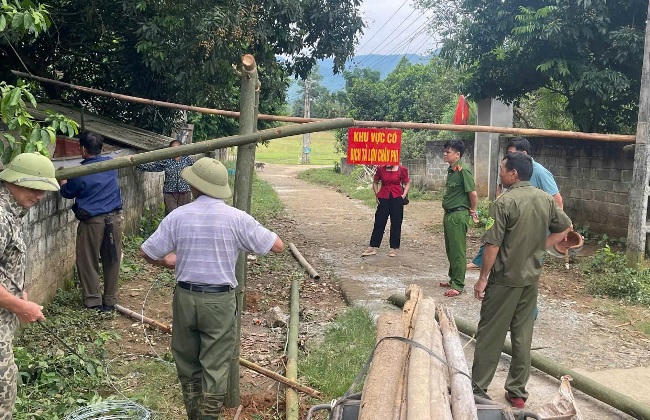 Công an xã Lạc Sơn lập chốt kiểm soát nơi nhiễm dịch.