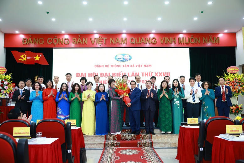 Thủ tướng Phạm Minh Chính tặng hoa chúc mừng Ban Chấp hành Đảng bộ TTXVN - Ảnh: VGP/Nhật Bắc