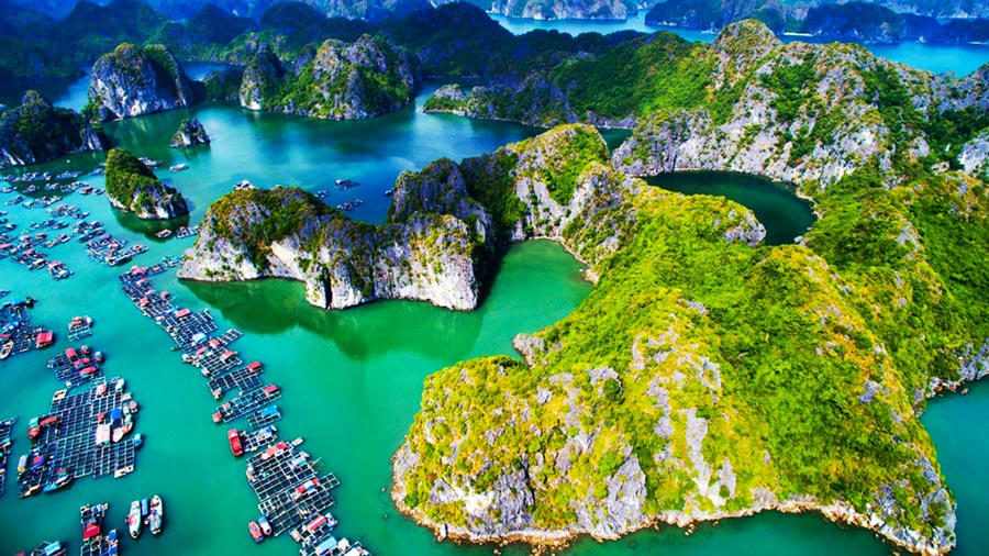 Vẻ đẹp quyến rũ của vịnh Lan Hạ còn được làm nên bởi hàng trăm đảo đá muôn hình dáng vẻ. 