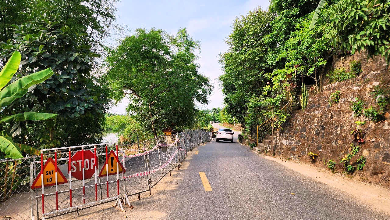 Khu vực sạt lở được dựng rào chắn, đặt biển báo đường hẹp, giới hạn tải trọng, lắp đèn cảnh báo vào ban đêm.