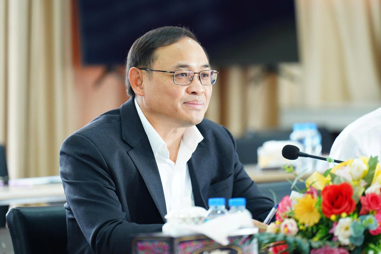 Ông Phaythuon Thienlamay, Vụ trưởng Vụ Quản lý Doanh nghiệp có vốn đầu tư Nhà nước và Bảo hiểm, Bộ Tài chính Lào.