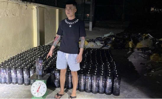 Quảng Ninh: Bắt giữ đối tượng vận chuyển trái phép 384 bình khí cười