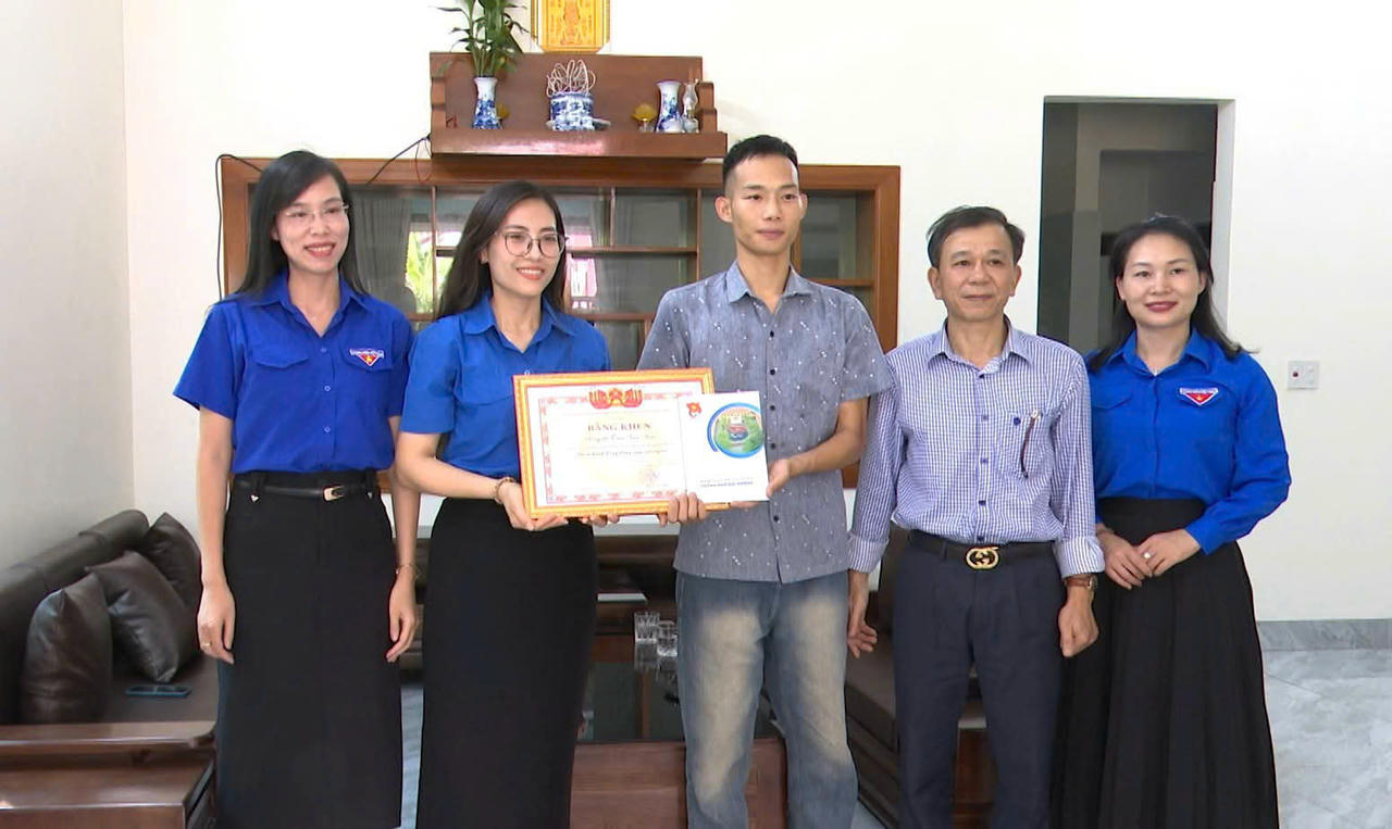 Thành Đoàn Hải Phòng tặng Bằng khen cho nam thanh niên cứu cháu bé khỏi tai nạn đường sắt