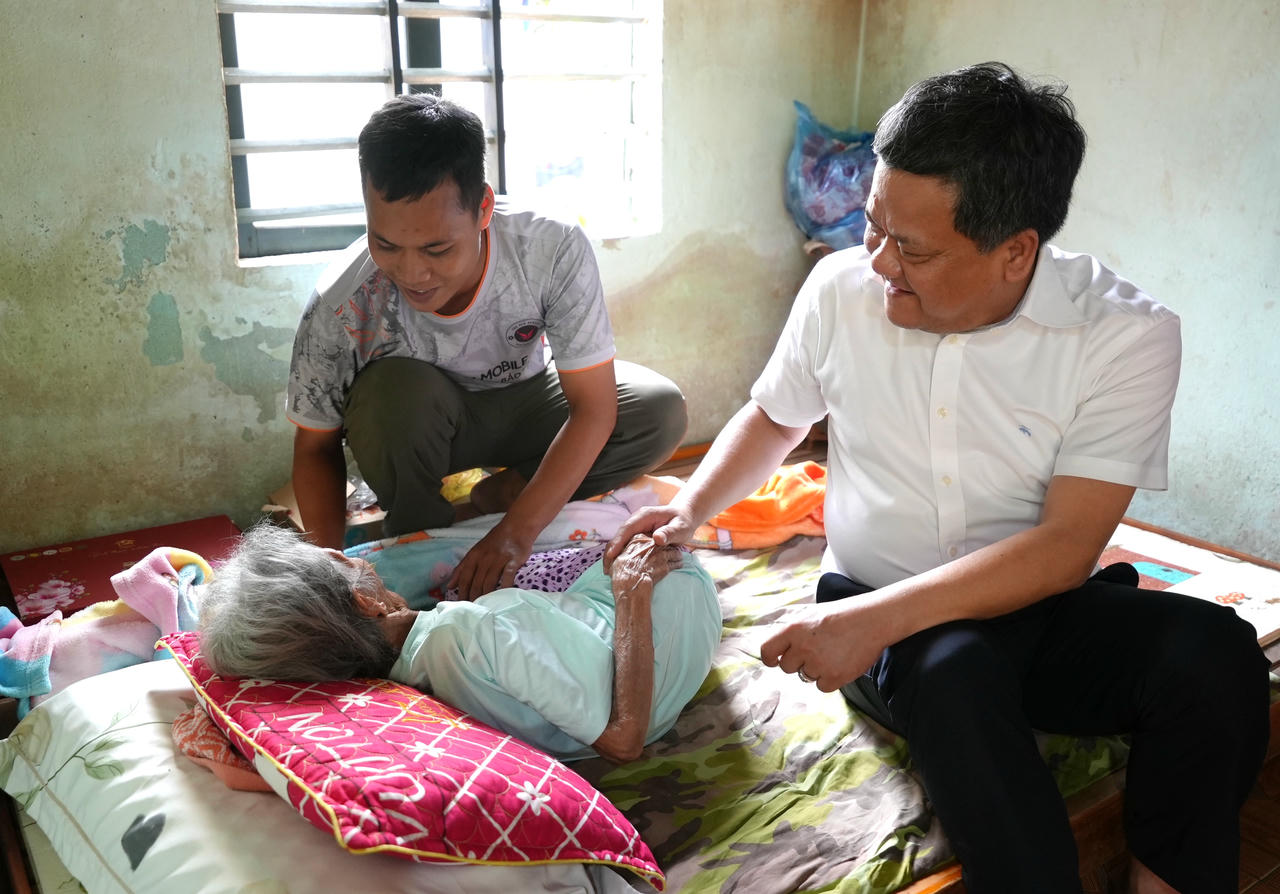 Chủ tịch UBND tỉnh Trần Phong tri ân những đóng góp của Bà mẹ Việt Nam anh hùng Căn Thung, ở xã La Lay.