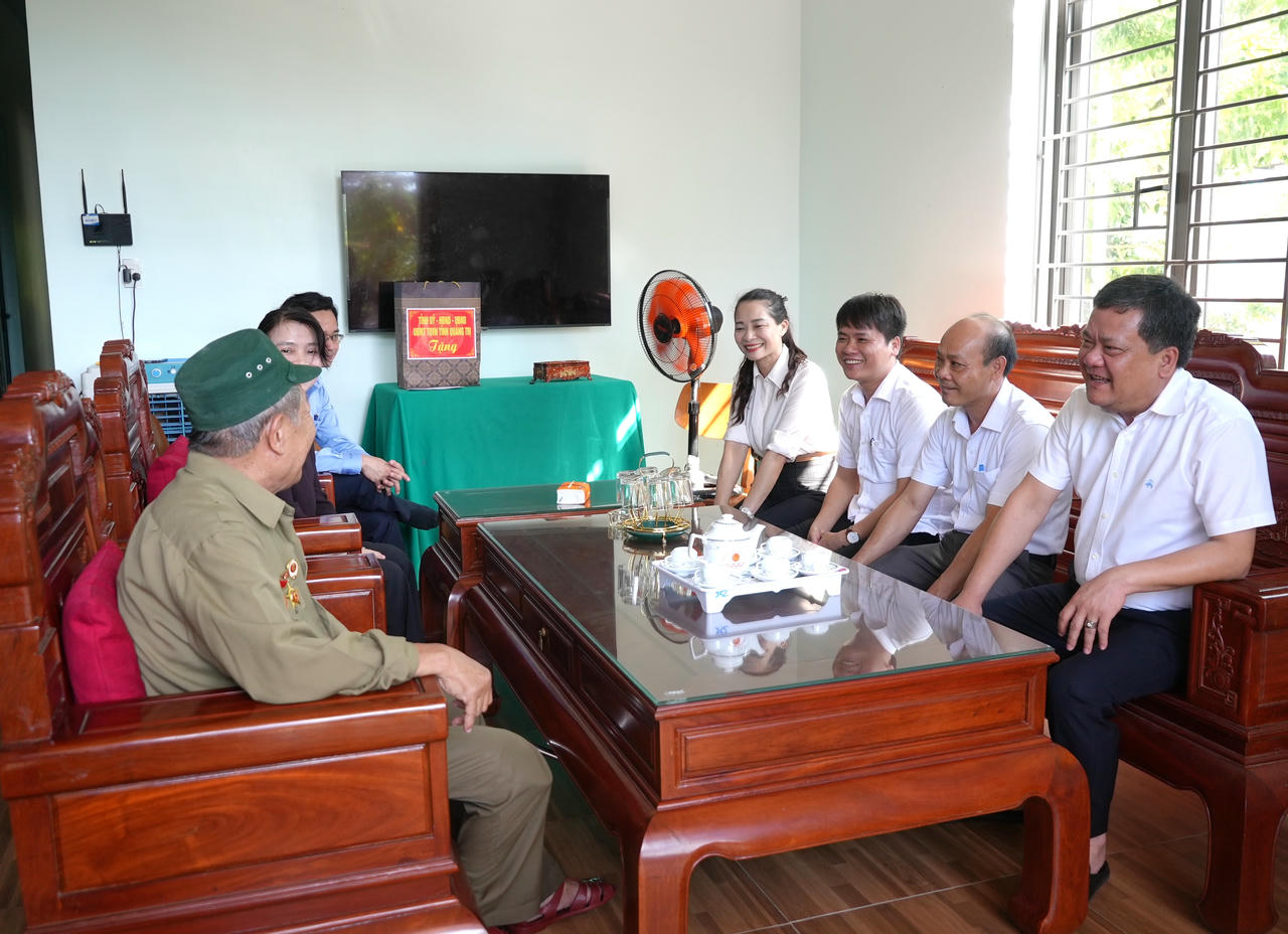 Chủ tịch UBND tỉnh Trần Phong thăm hỏi tình hình đời sống thương binh Nguyễn Ngọc Hòa, ở xã Ba Lòng.