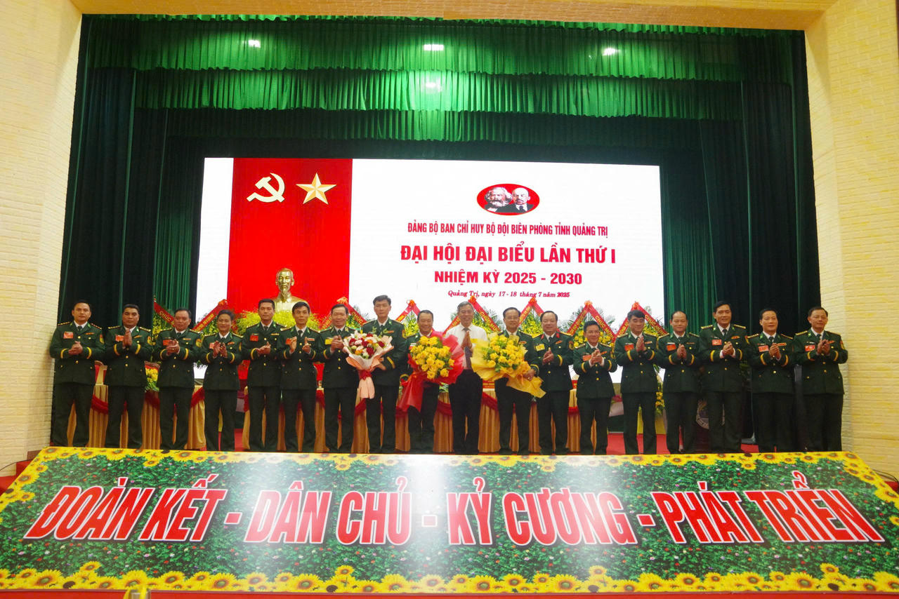 Đại diện lãnh đạo tỉnh, Cục Chính trị BĐBP và Bộ Chỉ huy Quân sự tỉnh tặng hoa cho Ban Chấp hành Đảng bộ Ban Chỉ huy BĐBP tỉnh Quảng Trị, nhiệm kỳ 2025-2030.