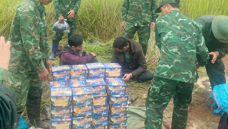 Bắt giữ hai đối tượng vận chuyển 200kg pháo lậu qua biên giới