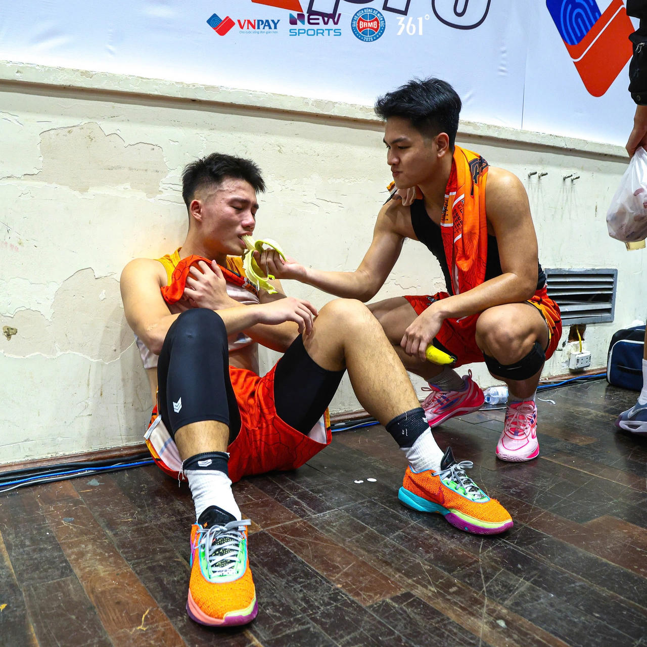 Hình ảnh "tan chảy" sau một trận đấu bóng rổ