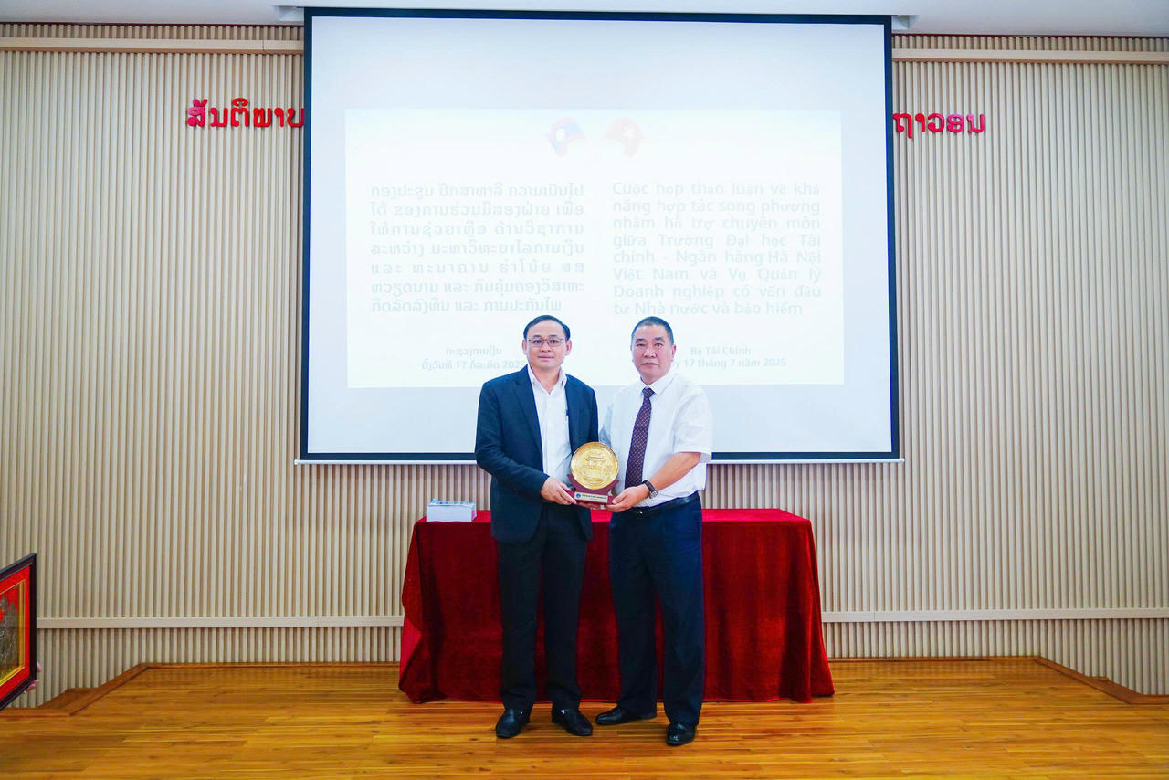 PGS.TSKH. Bùi Xuân Biên tặng quà lưu niệm ông Phaythuon Thienlamay, Vụ trưởng Vụ Quản lý Doanh nghiệp có vốn đầu tư Nhà nước và Bảo hiểm, Bộ Tài chính Lào.