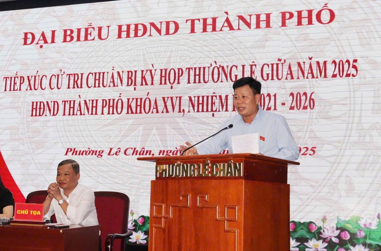 Trưởng Ban Quản lý Khu Kinh tế TP Hải Phòng Lê Trung Kiên phát biểu tại cuộc tiếp xúc cử tri phường Lê Chân và phường An Biên







Trưởng Ban Quản lý KKT Hải Phòng Lê Trung Kiên tiếp xúc cử tri phường Lê Chân và phường An Biên.
