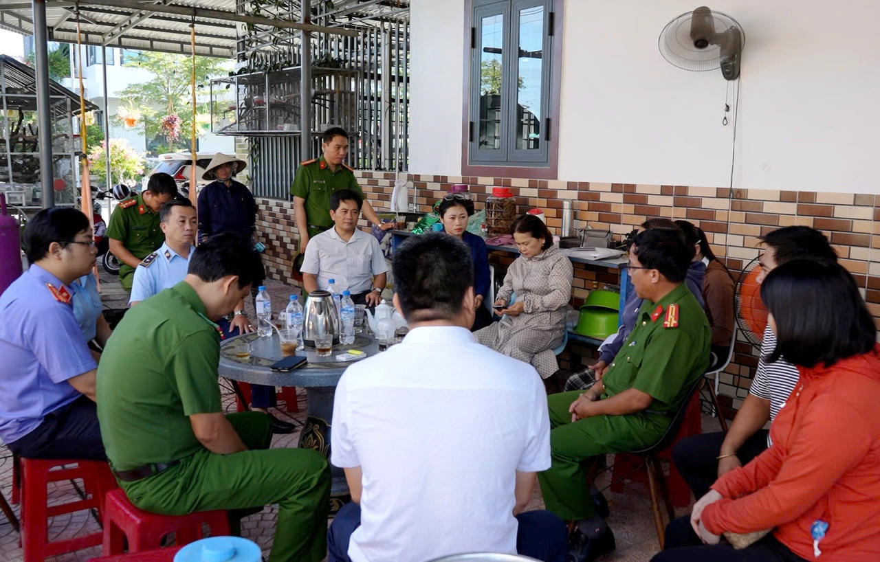 Lực lượng chức năng làm việc với công ty thu gom hơn 70 con lợn bao gồm cả lợn sống và lợn đã chết nhưng không có giấy tờ kiểm dịch hay chứng minh nguồn gốc. 