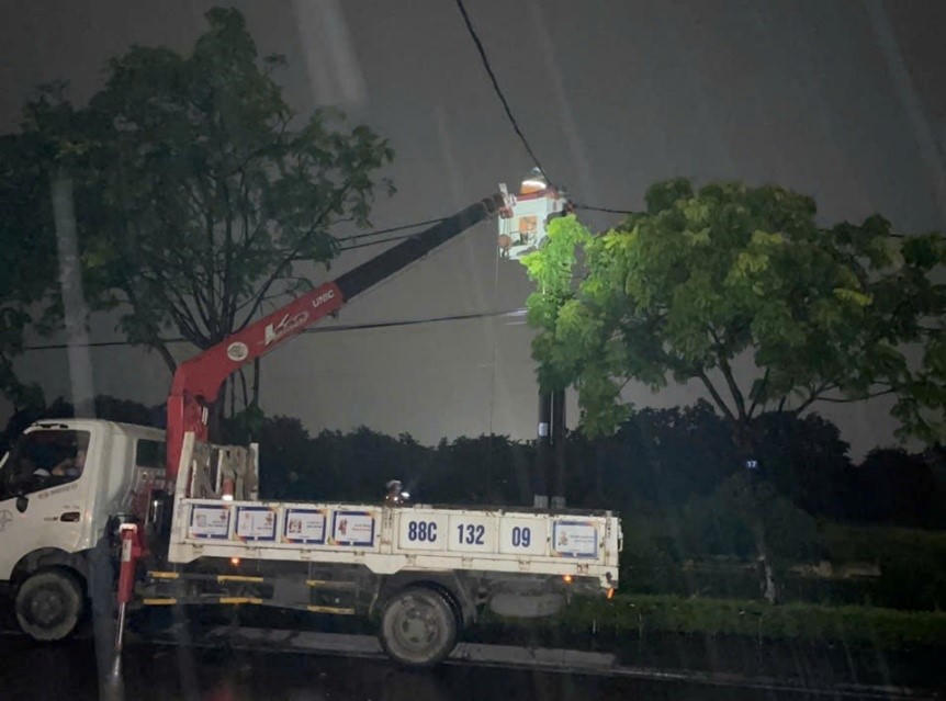 Công nhân PC Phú Thọ xử lý sự cố do mưa bão ngay trong đêm để nhanh chóng cấp điện cho người dân