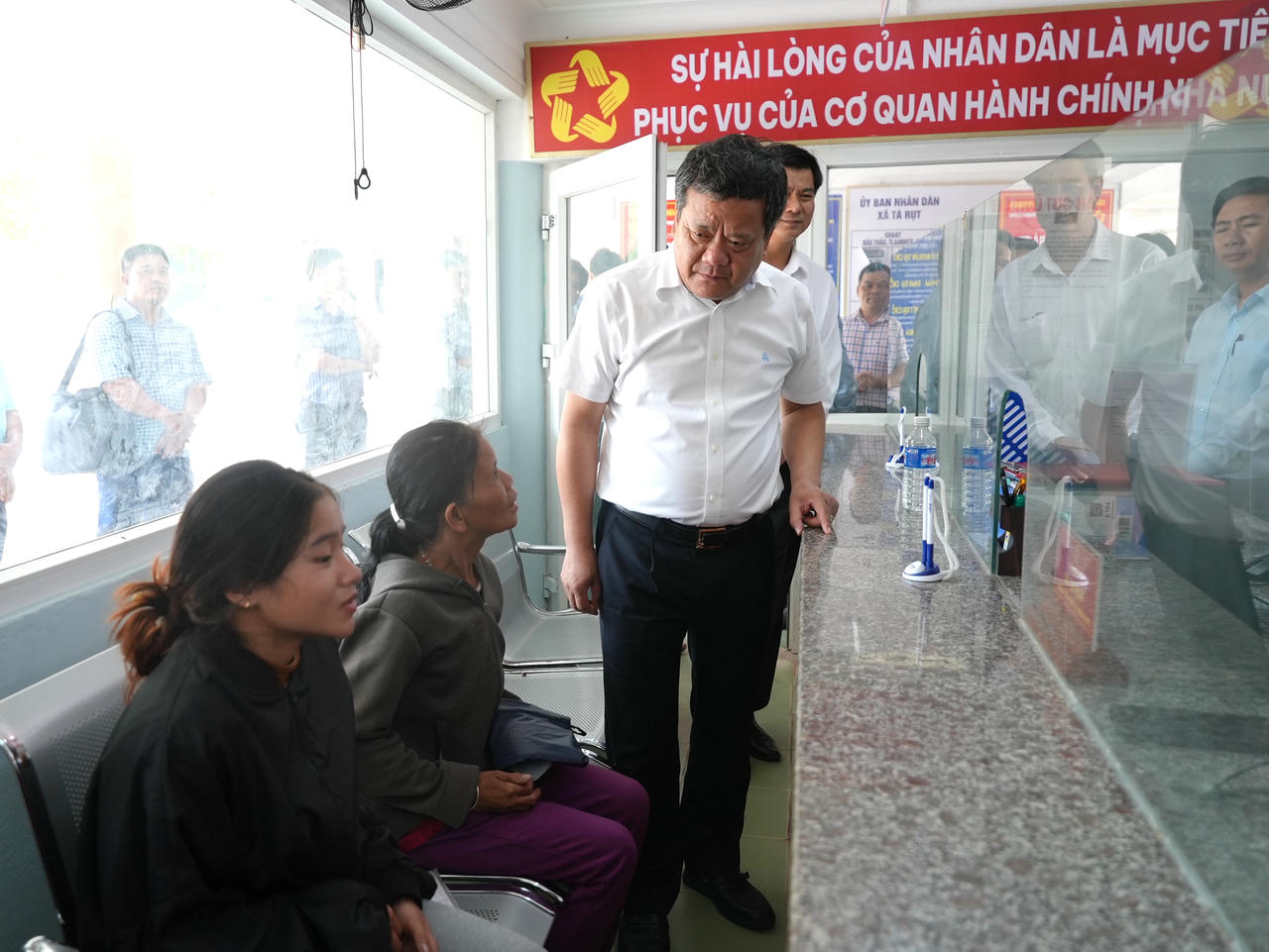 Chủ tịch UBND tỉnh Quảng Trị Trần Phong trò chuyện cùng người dân đến thực hiện thủ tục hành chính ở xã Tà Rụt.