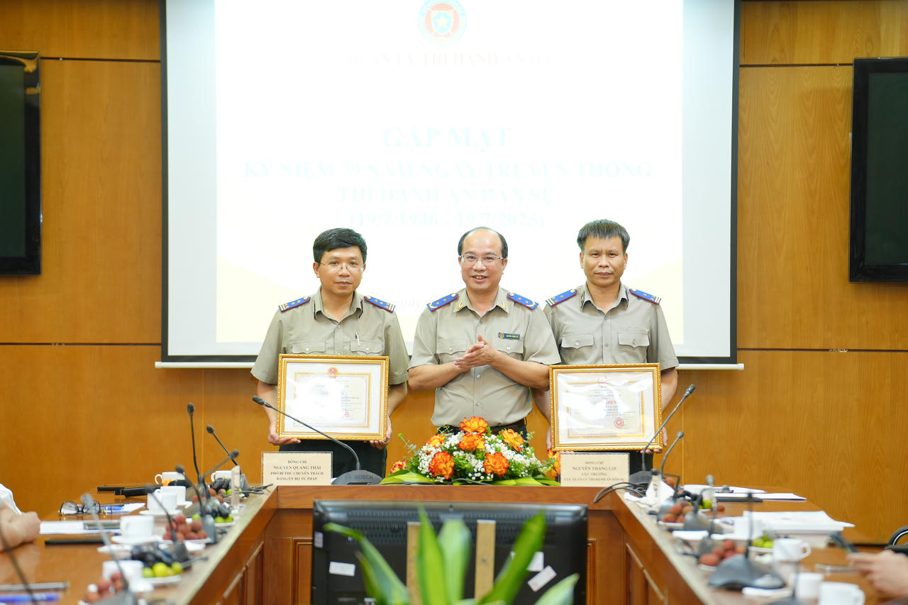 Ông Nguyễn Thắng Lợi, Cục trưởng Cục Quản lý THADS tặng Giấy khen đối với các cá nhân đã có thành tích xuất sắc trong đợt thi đua cao điểm lập thành tích xuất sắc chào mừng kỷ niệm 79 năm Ngày Truyền thống THADS (19/7/1946 – 19/7/2025).