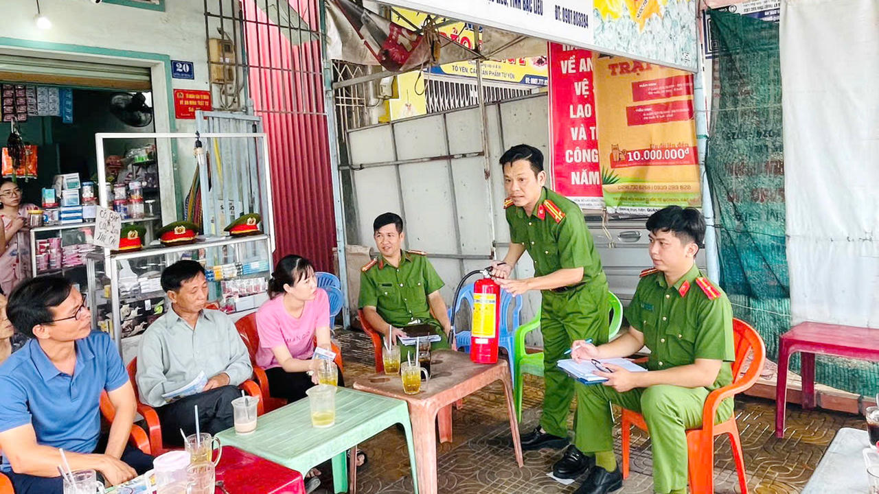 Các thành viên Tổ liên gia an toàn PCCC phường Bạc Liêu đang được hướng dẫn sử dụng trang thiết bị PCCC cơ bản.