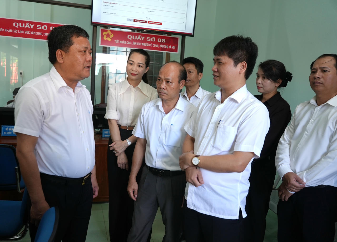 Chủ tịch UBND tỉnh Quảng Trị Trần Phong đề nghị các địa phương chủ động khắc phục khó khăn, bảo đảm phục vụ tốt nhất cho người dân, doanh nghiệp.