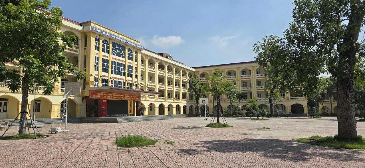 Một góc sân trường THPT Phùng Khắc Khoan