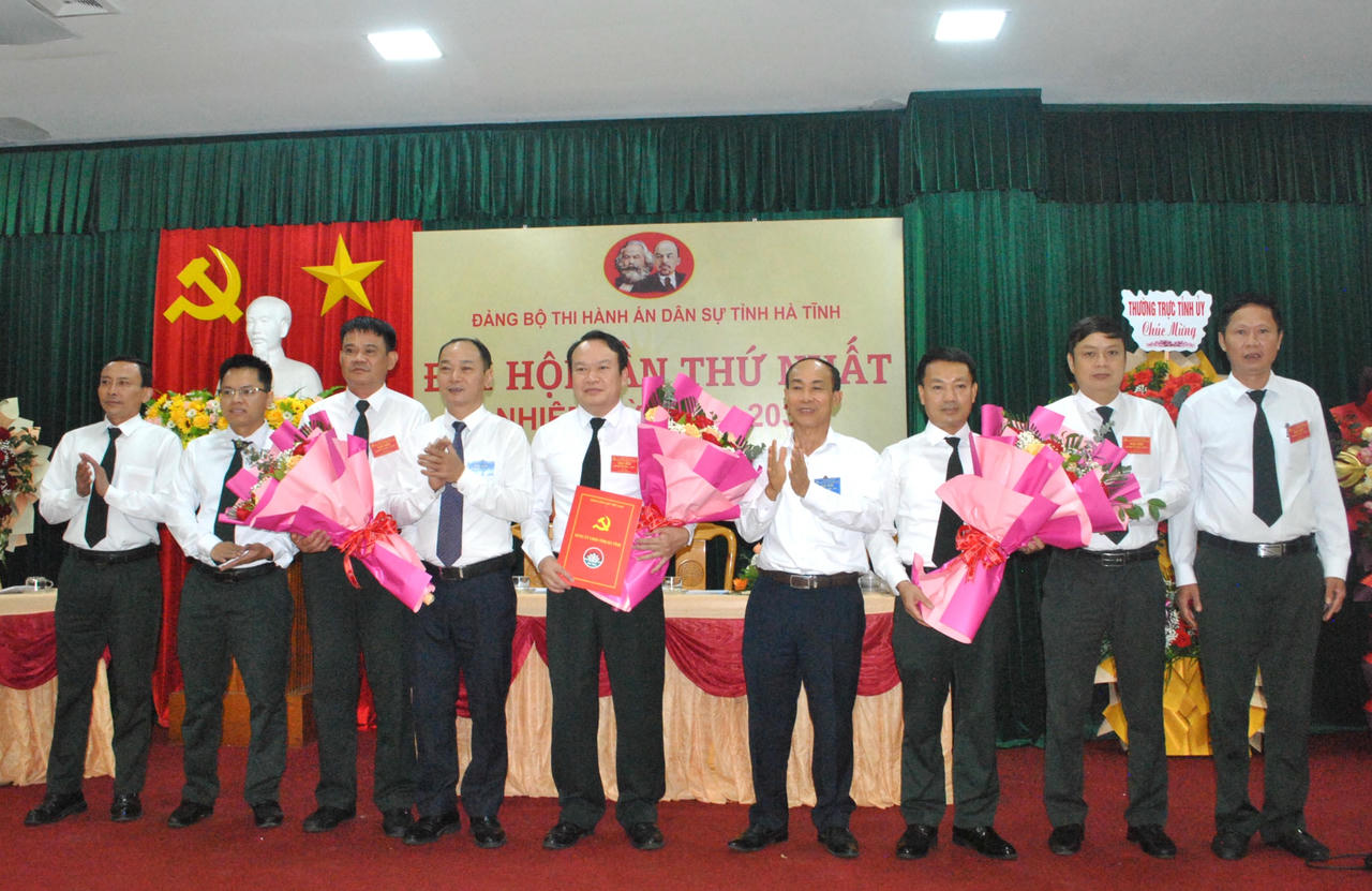 Phó Bí thư Đảng ủy UBND tỉnh Hà Tĩnh tặng hoa Ban chấp hành Đảng bộ THADS tỉnh Hà Tĩnh nhiệm kỳ 2025-2030. Ảnh: Hữu Anh