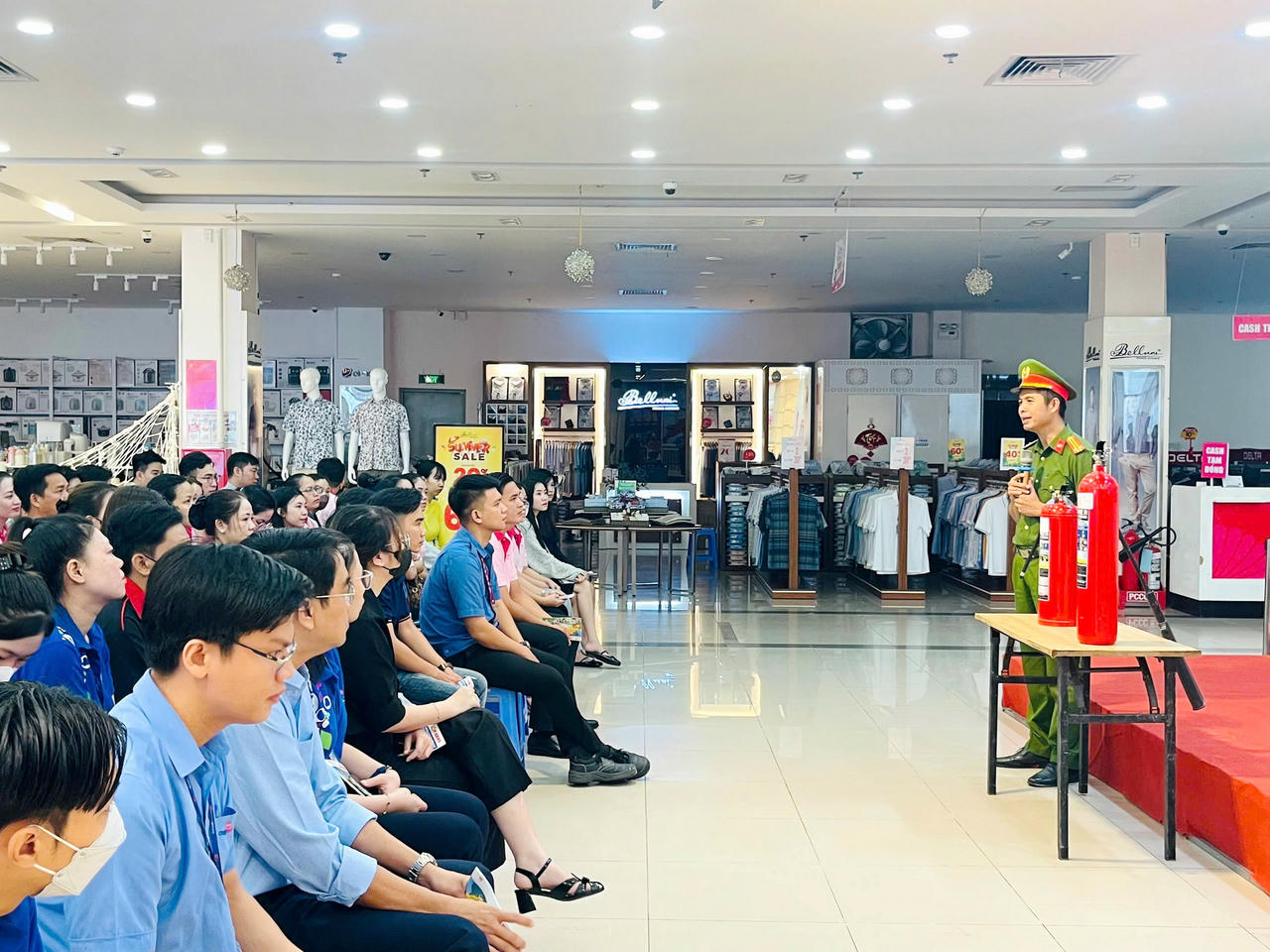 Cán bộ Phòng Cảnh sát PCCC và CNCH Công an tỉnh Cà Mau tổ chức tuyên truyền Luật PCCC và CNCH tại Trung tâm thương mại Sense City, Coopmart Cà Mau.