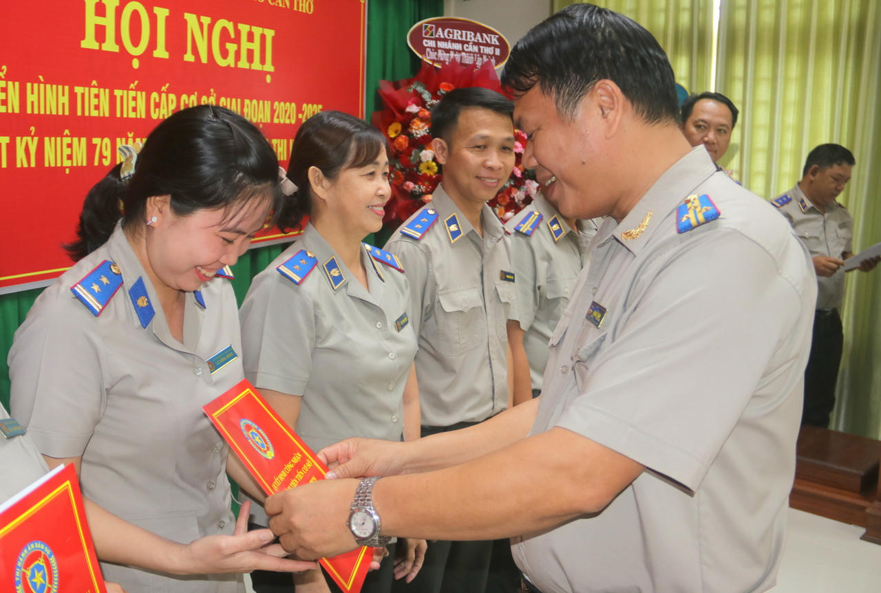 Ông Phạm Bá Thành - Phó Trưởng THADS TP Cần Thơ trao quyết định công nhận điển hình tiên tiến cho các cá nhân