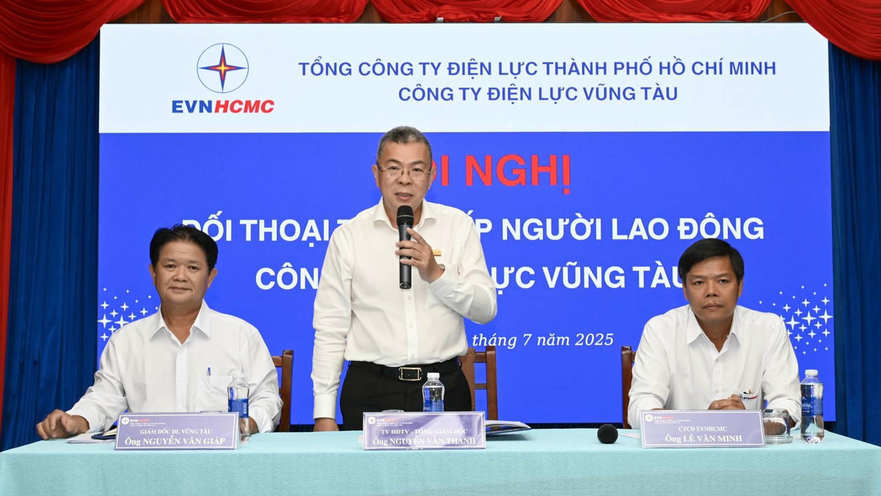 Ông Nguyễn Văn Thanh – Tổng giám đốc EVNHCMC trực tiếp giải đáp nhiều vấn đề mà người lao động đang băn khoăn
