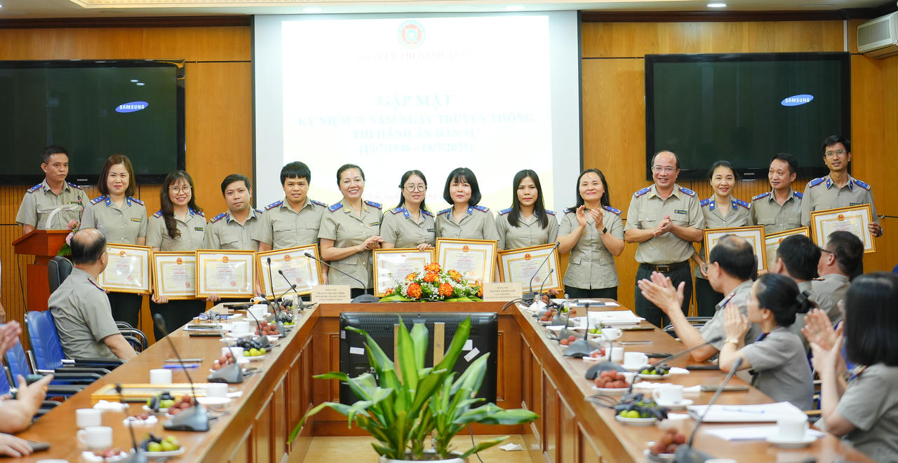 Ông Nguyễn Thắng Lợi, Cục trưởng Cục Quản lý THADS, bà Trần Thị Phương Hoa, Phó Cục trưởng Cục Quản lý THADS tặng Giấy khen đối với các tập thể có thành tích xuất sắc trong đợt thi đua cao điểm lập thành tích xuất sắc chào mừng kỷ niệm 79 năm Ngày Truyền thống THADS (19/7/1946 – 19/7/2025).