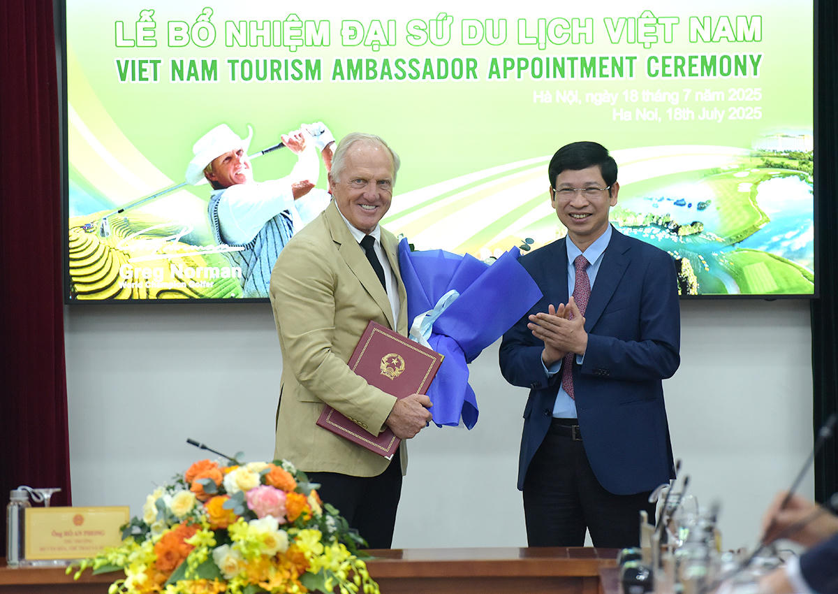 Thứ trưởng Hồ An Phong trao Quyết định bổ  nhiệm ông Gregory John Norman đảm nhiệm Đại sứ Du lịch Việt Nam nhiệm kỳ 2025 - 2030 (Ảnh: TITC)