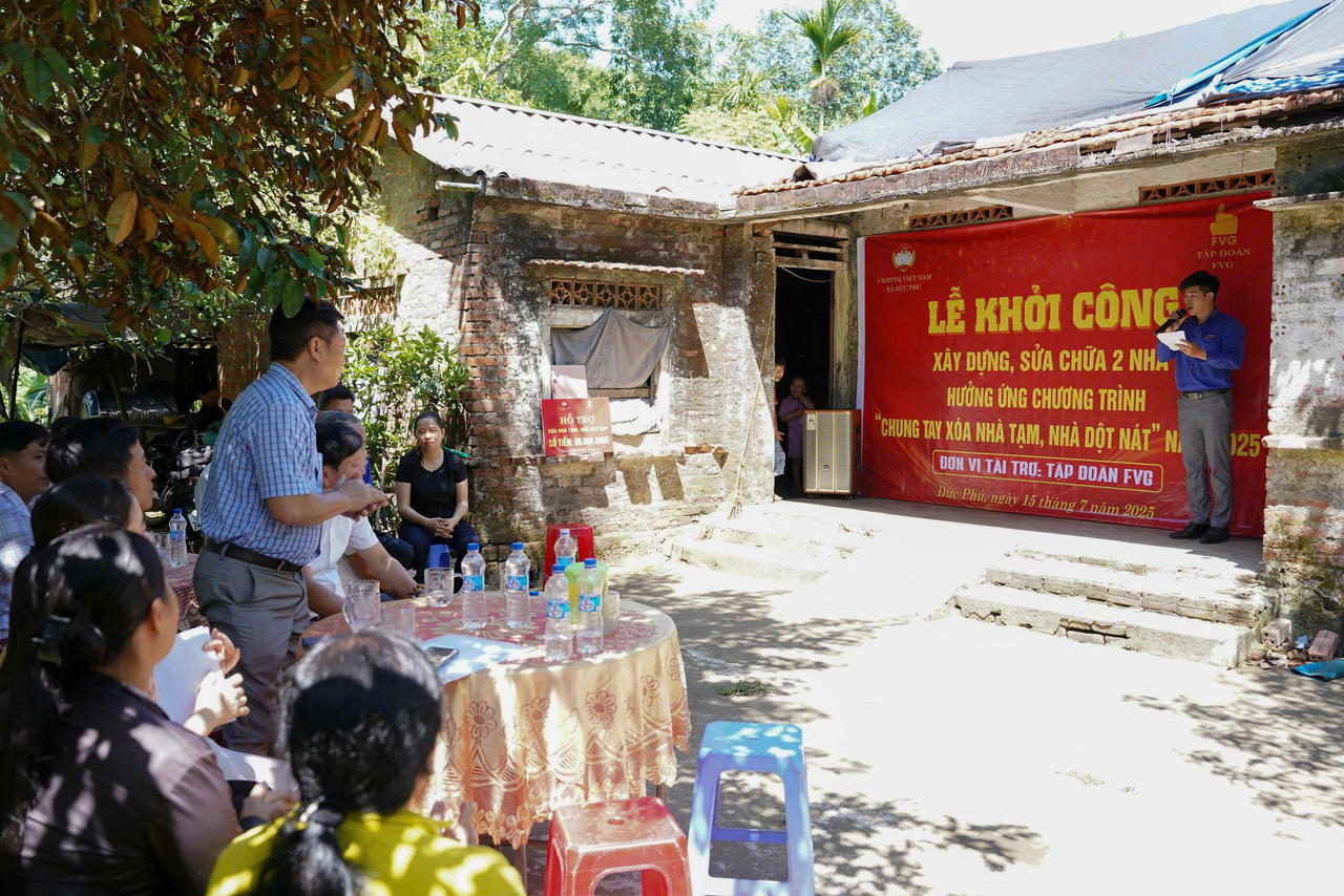 Quang cảnh lễ khởi công sửa chữa, xây dựng nhà mới cho người dân vùng cao. 
