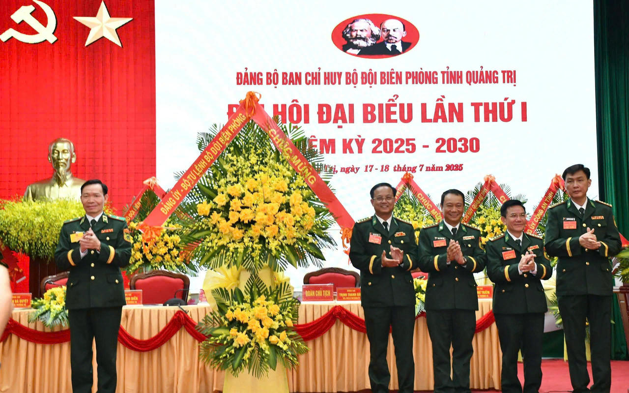 Đại diện lãnh đạo Đảng ủy, Bộ Tư lệnh BĐBP tặng hoa chúc mừng Đại hội.