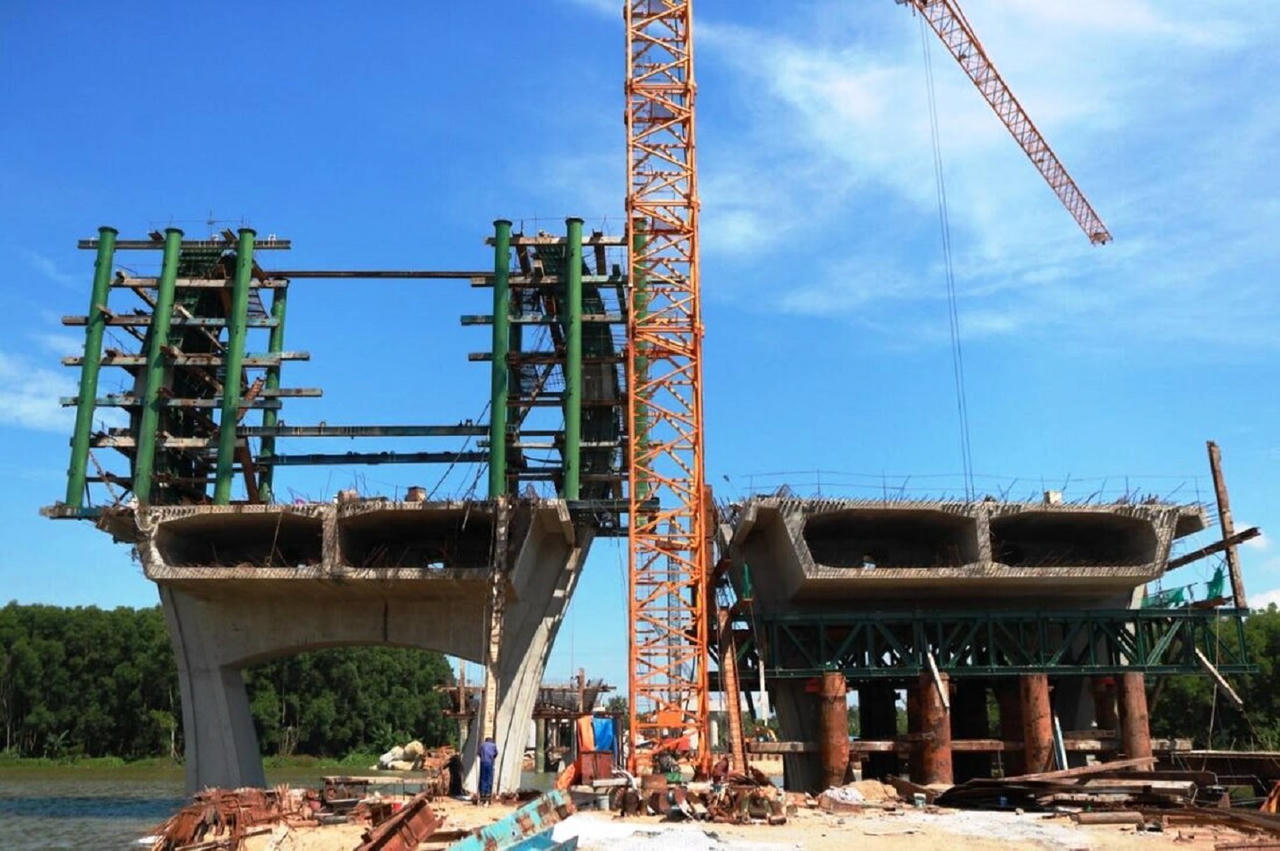 Tiến độ thi công dự án đường Hoàng Sa - Dốc Sỏi ở Quảng Ngãi bị chậm trễ do diện tích mặt bằng bàn giao còn thấp, chưa liền mạch.