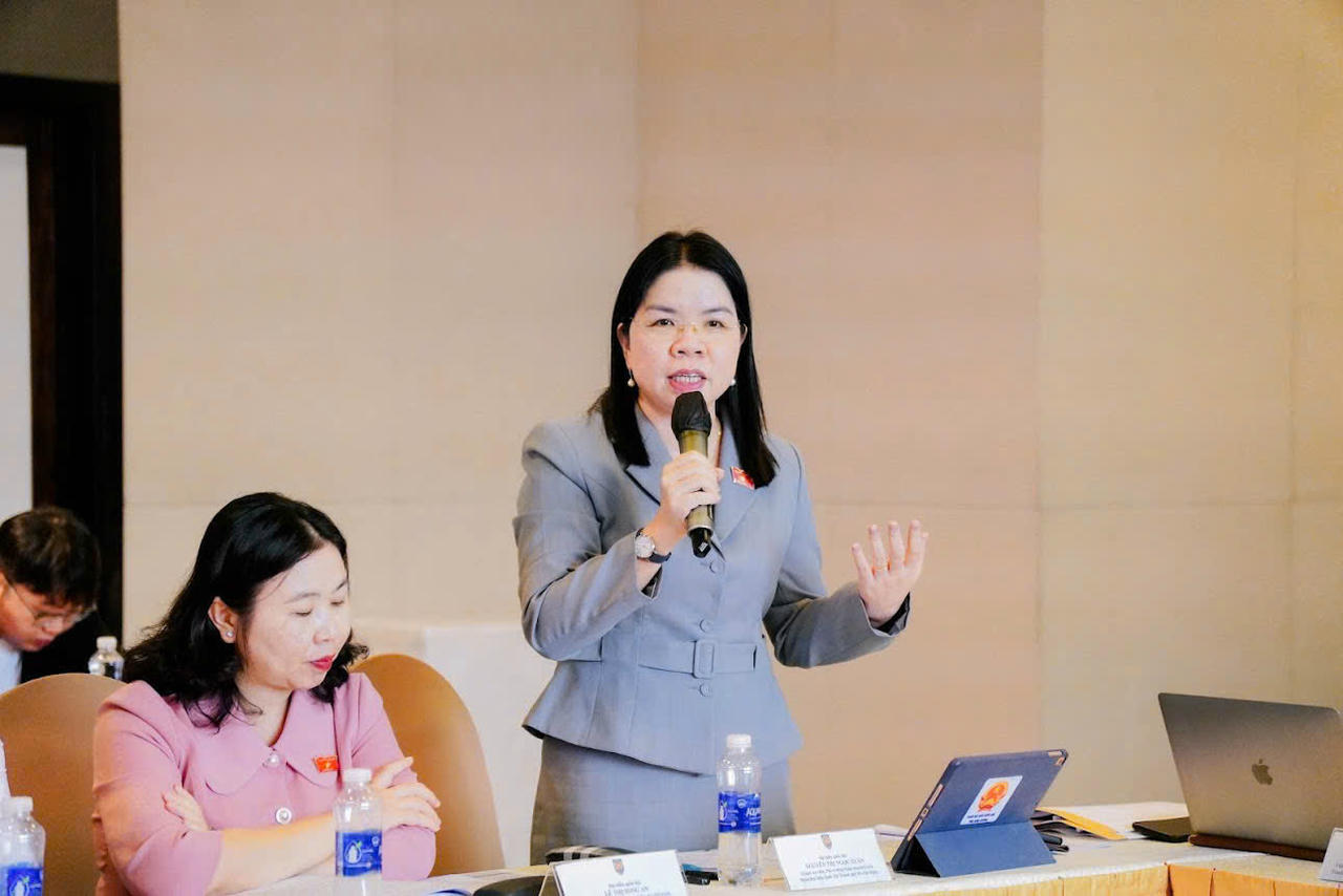 Bà Nguyễn Thị Ngọc Xuân - Thành uỷ viên, Phó trưởng đoàn chuyên trách , Đoàn Đại biểu Quốc hội TPHCM phát biểu tại hội thảo