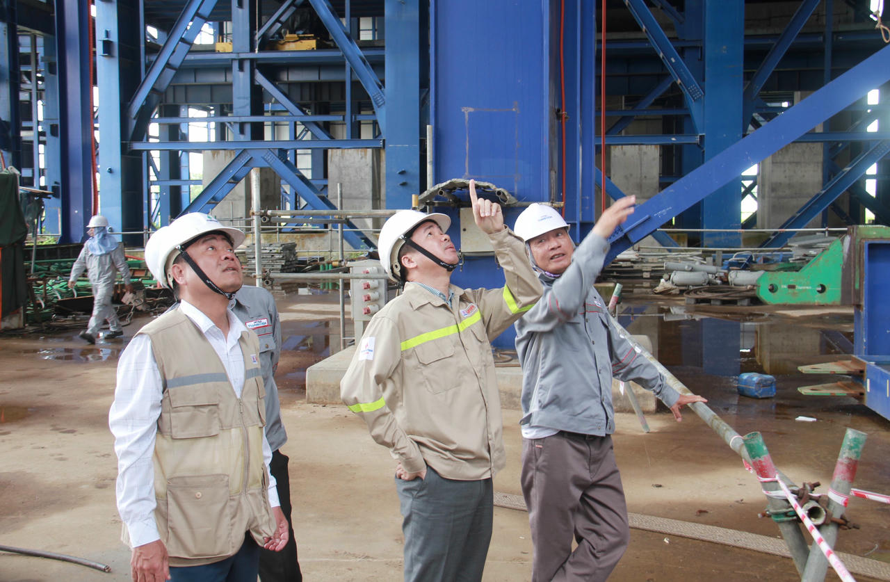 Ông Hà Đình Niên kiểm tra công trường, chỉ đạo công tác thi công lắp đặt thiết bị Lò hơi.