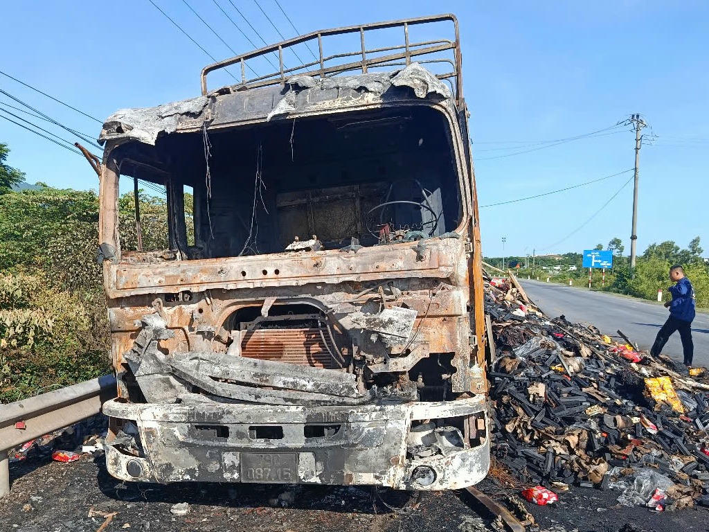 Xe tải bốc cháy khi đang di chuyển trên quốc lộ