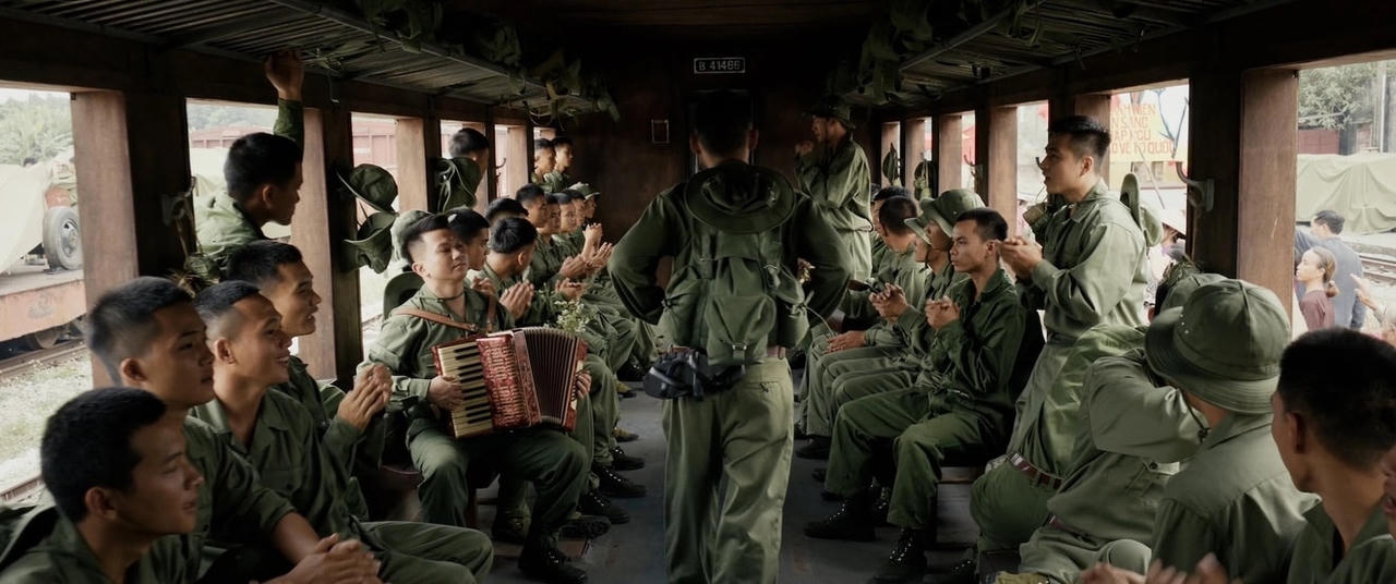 Bộ phim lấp lánh những nét đẹp của tình đồng đội, đồng chí, tình cảm thiêng liêng về gia đình, sự lãng mạn trong tình yêu đôi lứa (ảnh Đoàn làm phim).