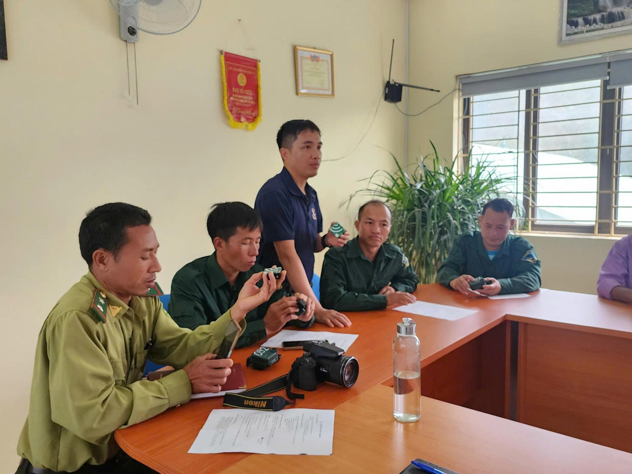 Một buổi tập huấn, lắp đặt thiết bị thu âm sinh học AudioMoth tại Ban quản lý Khu bảo tồn thiên nhiên Mường La.
