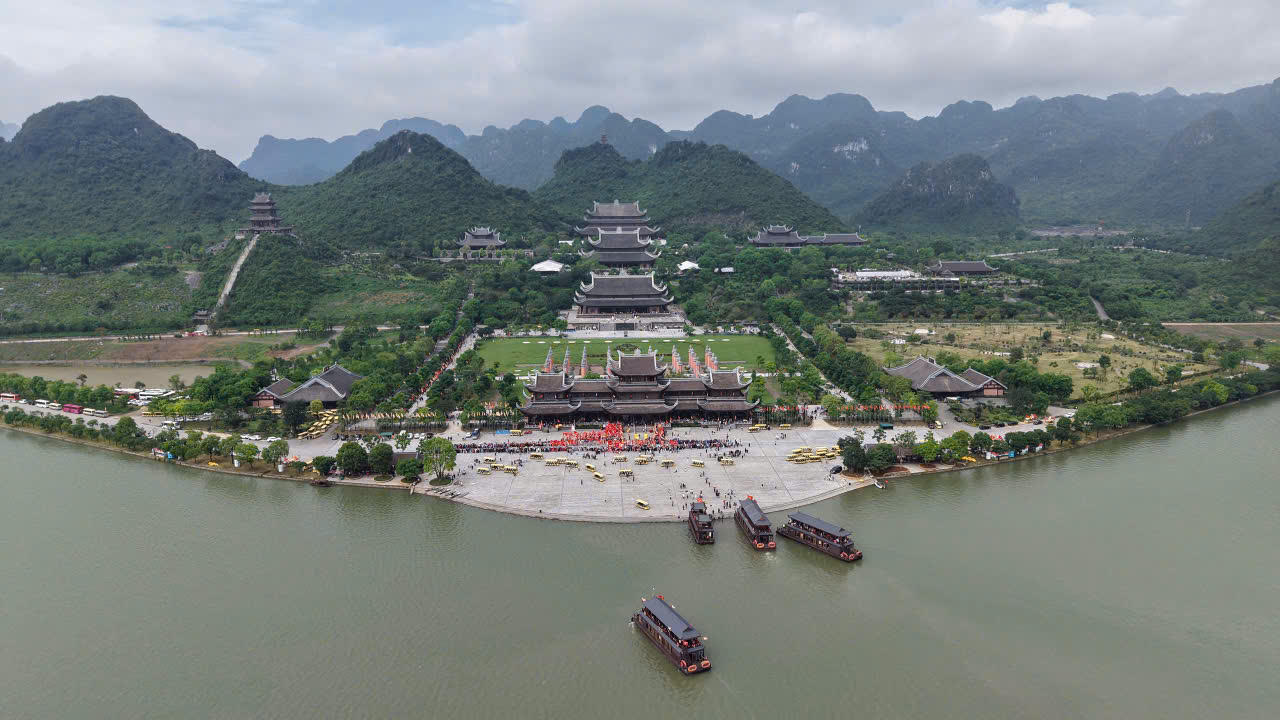 Ảnh: Chùa Tam Chúc, Ninh Bình được biết đến là một trong những ngôi chùa lớn nhất thế giới với những giá trị văn hoá tâm linh độc đáo và đặc sắc.

