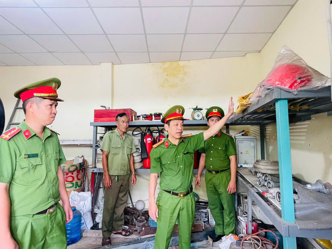 Cán bộ Công an, kiểm tra trang thiết bị PCCC tại Ban Quản lý chợ.