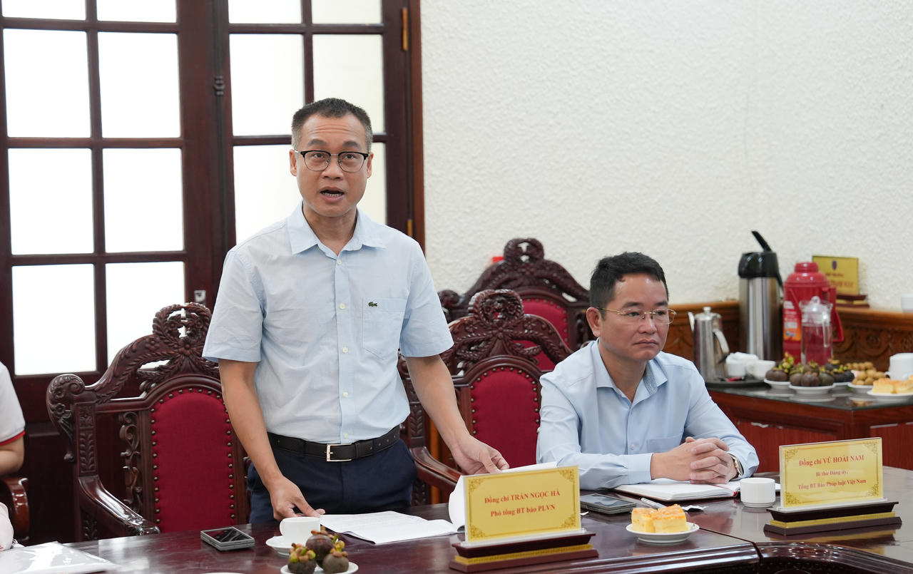 Ông Trần Ngọc Hà, Phó Tổng Biên tập Báo Pháp luật Việt Nam phát biểu tại Hội nghị.