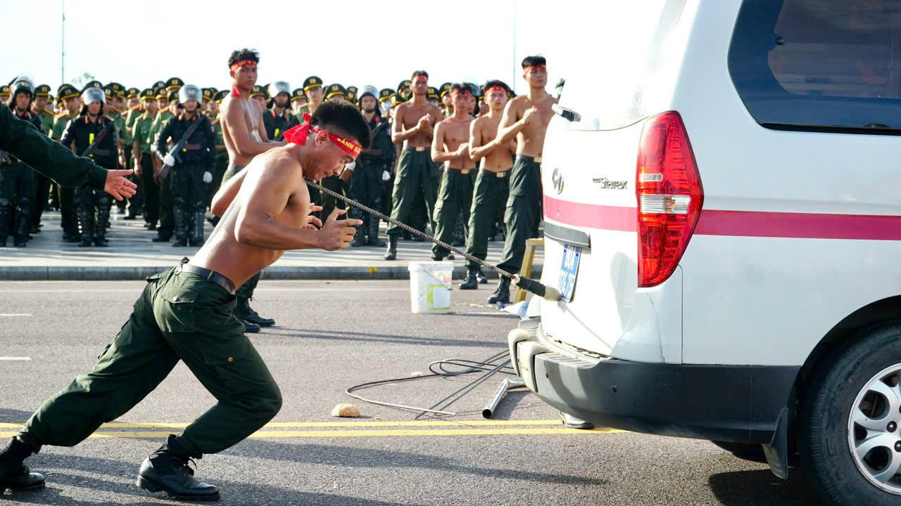 Màn biểu diễn khí công tuyệt đỉnh của Công an tỉnh Gia Lai