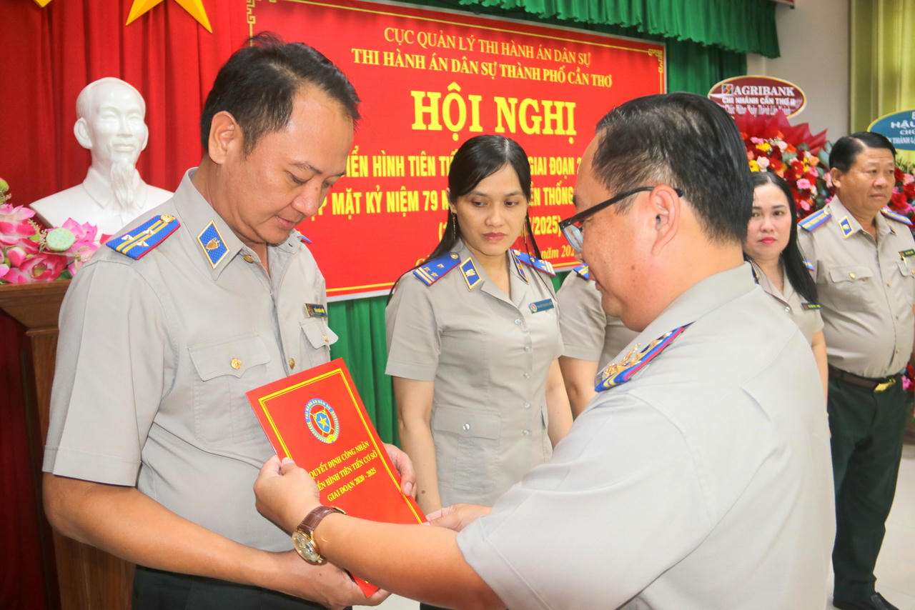 Ông Lê Phước Toàn – Trưởng THADS TP Cần Thơ trao quyết định công nhận điển hình tiên tiến cho các tập thể