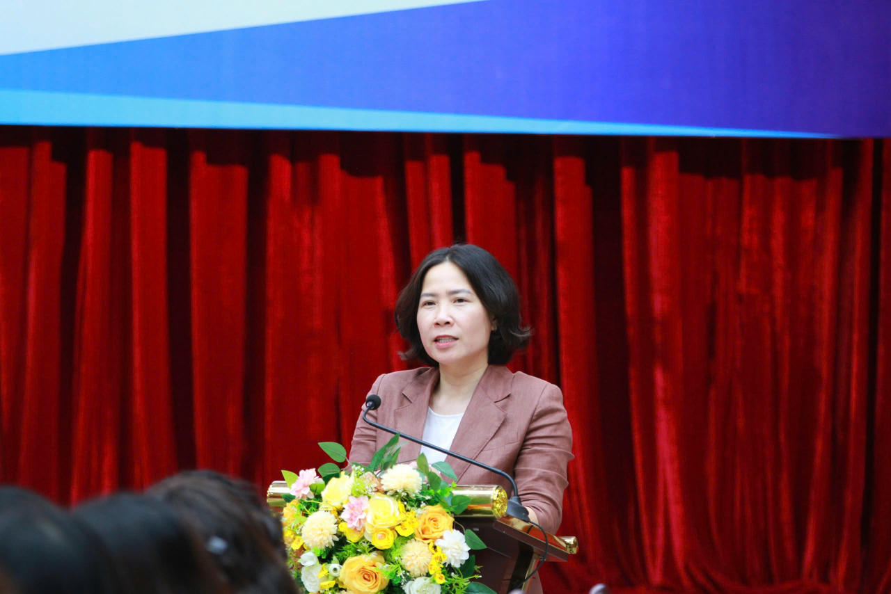 Chủ tịch Hội LHPN Hà Nội Lê Kim Anh đánh giá cao một số cơ sở đã chủ động bám sát chỉ đạo của Hội. Ảnh Hội LHPN Hà Nội