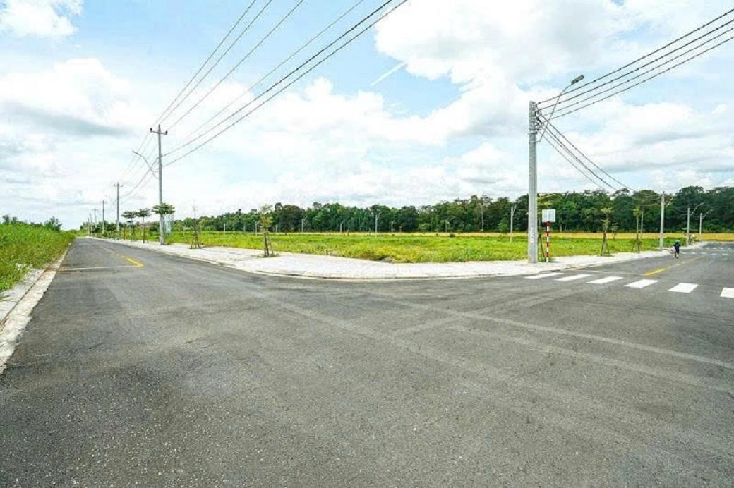 Trong khi giá bất động sản ở trung tâm hành chính tỉnh Quảng Ngãi tăng mạnh, ở các xã, phường thuộc tỉnh Kon Tum (cũ) giá sụt giảm nghiêm trọng.