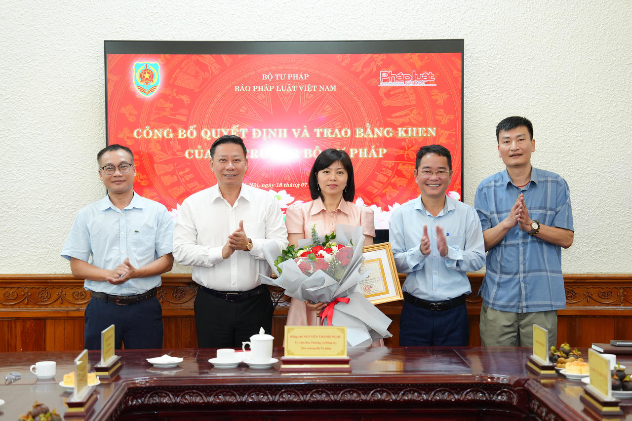 Nhân dịp này, Thứ trưởng Nguyễn Thanh Ngọc đã trao Bằng khen của Bộ trưởng Bộ Tư pháp cho bà Lương Thị Vân Anh, Phó Trưởng Ban Thời sự - Nội chính, Báo Pháp luật Việt Nam đã có thành tích xuất sắc đạt giải A Giải báo chí toàn quốc về xây dựng Đảng (Giải Búa liềm vàng) lần thứ IX – năm 2024. 